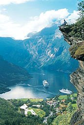 Foto van de overhangende rots Flydalsjuvet bij Geiranger in Noorwegen