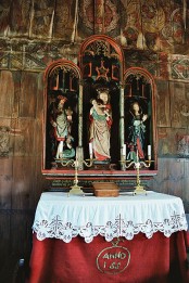 Foto van het drieluik uit Utrecht in de staafkerk van Grip in Noorwegen