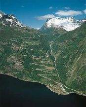 Foto van bergweg Ørnevegen bij Geiranger in Noorwegen