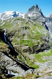 Foto van bergweg Trollstigen / Trollstigveien tussen Åndalsnes en Valldal in Noorwegen