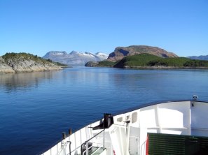 Foto van overtocht van Forvik naar Tjøtta: 'alsof je een andere wereld binnenvaart' in Noorwegen
