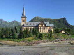 Foto van de Vågån Kirke op de Lofoten in Noorwegen