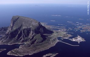 Foto van het eilandje Lovund in Noorwegen