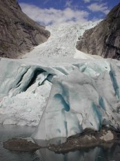 Foto van kloven in een gletsjer in Noorwegen