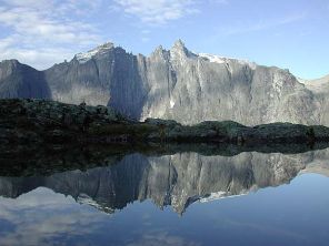 Foto van uitzicht op bergwand Trollveggen gezien vanaf Litlefjellet in Noorwegen