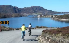 Foto van fietstocht op het eiland Otrøya bij Ålesund in Noorwegen