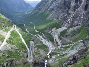 Foto van Trollstigen / Trollstigveien met waterval Stigfossen in Noorwegen