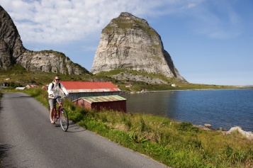 Foto van de berg Trænstaven op het eiland Sanna in de gemeente Træna in Noorwegen